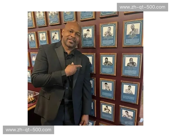 重写拳坛剧本：当“上帝之手”罗伊·琼斯遇上“铁拳宰相”刘易斯，谁才是真正的众神之王？